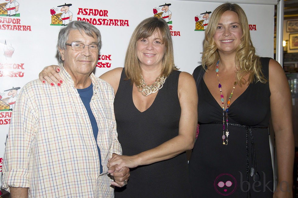 Marta Valverde con su padre Lorenzo y su hermana Loreto en su 51 cumpleaños