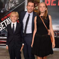 Ethan Hawke con sus hijos Maya y Levon en el estreno de 'Getaway' en Los Ángeles