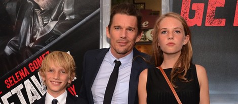 Ethan Hawke con sus hijos Maya y Levon en el estreno de 'Getaway' en Los Ángeles