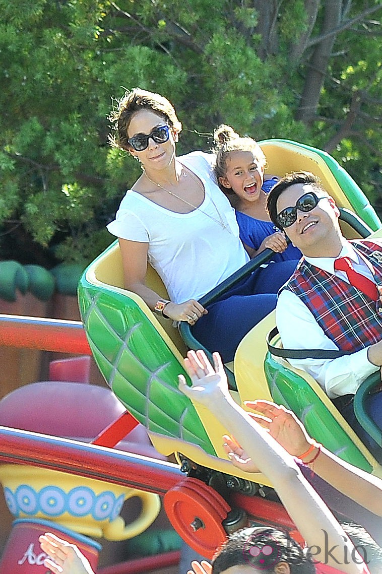 Jennifer Lopez y Emme Anthony en la montaña rusa de Disneyland