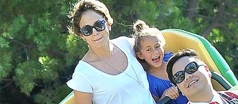 Jennifer Lopez y Emme Anthony en la montaña rusa de Disneyland