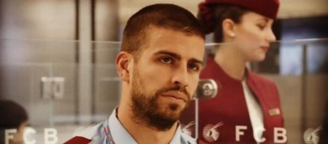 Gerard Piqué convertido en policía de aeropuerto para un spot del Barça