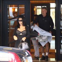 Hilaria Thomas y Alec Baldwin saliendo a pasear con su hija Carmen Gabriela