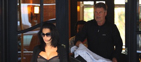 Hilaria Thomas y Alec Baldwin saliendo a pasear con su hija Carmen Gabriela