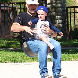 Mike Comrie con su hijo Luca en brazos en un parque de Beverly Hills