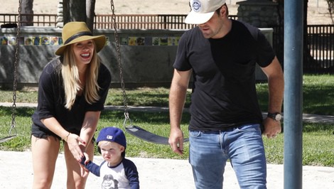 Hilary Duff y Mike Comrie con su hijo Luca en un parque de Beverly Hills