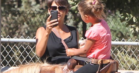 Halle Berry sacando fotos a Nahla Aubry mientras practica equitación