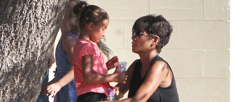 Halle Berry consolando a Nahla Aubry después de caerse del caballo