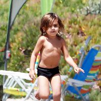 Mason, el hijo de Kourtney Kardashian, disfruta de un día de playa