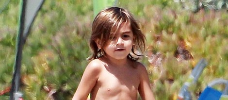 Mason, el hijo de Kourtney Kardashian, disfruta de un día de playa