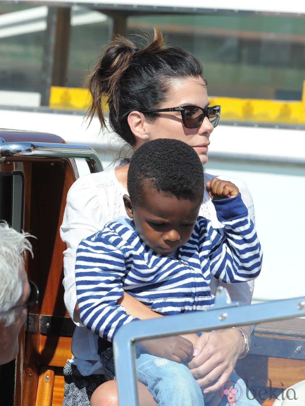 Sandra Bullock y su hijo a su llegada a la Mostra de Venecia 2013