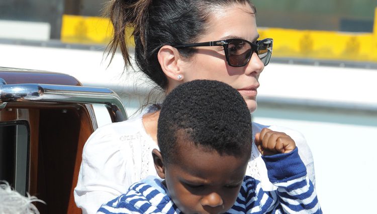 Sandra Bullock y su hijo a su llegada a la Mostra de Venecia 2013