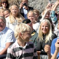 Mette-Marit de Noruega rodeada de niños en la inauguración de un parque de esculturas infantiles