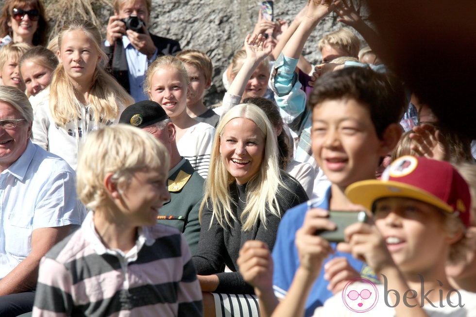 Mette-Marit de Noruega rodeada de niños en la inauguración de un parque de esculturas infantiles