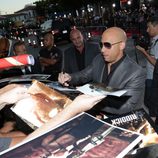 Vin Diesel atiende a los fans en el estreno mundial de 'Riddick' en Los Angeles