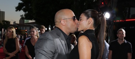 Vin Diesel y su esposa se dan un beso en el estreno mundial de 'Riddick' en Los Angeles