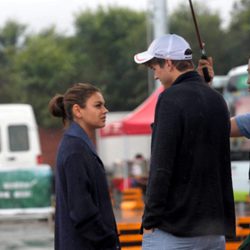 Ashton Kutcher y Mila Kunis tapados de la lluvia en China