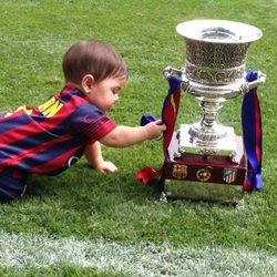 Milan Piqué juega con la Supercopa de España 2013 en el Camp Nou