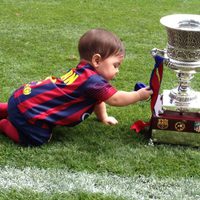 Milan Piqué juega con la Supercopa de España 2013 en el Camp Nou