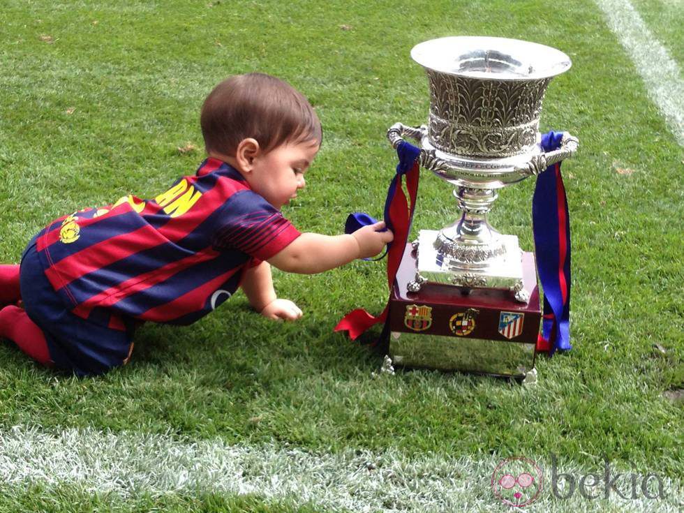 Milan Piqué juega con la Supercopa de España 2013 en el Camp Nou