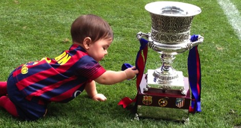 Milan Piqué juega con la Supercopa de España 2013 en el Camp Nou