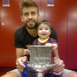 Gerard Piqué y Milan con la Supercopa de España 2013