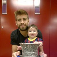 Gerard Piqué y Milan con la Supercopa de España 2013