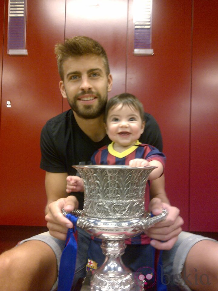 Gerard Piqué y Milan con la Supercopa de España 2013