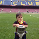 Milan Piqué con la Supercopa de España 2013 en el Camp Nou