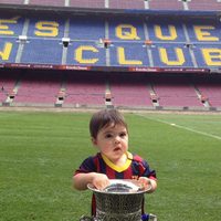 Milan Piqué con la Supercopa de España 2013 en el Camp Nou