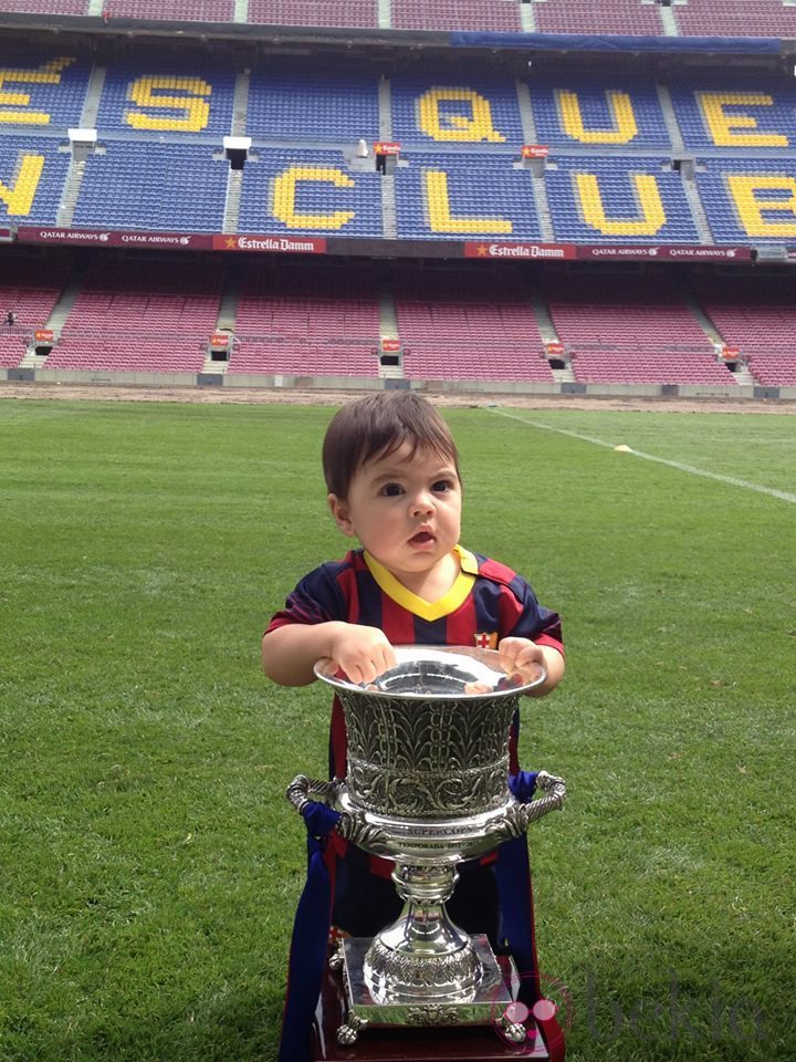 Milan Piqué con la Supercopa de España 2013 en el Camp Nou