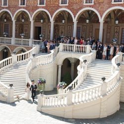 Foto oficial de la boda de Andrea Casiraghi y Tatiana Santo Domingo con los invitados