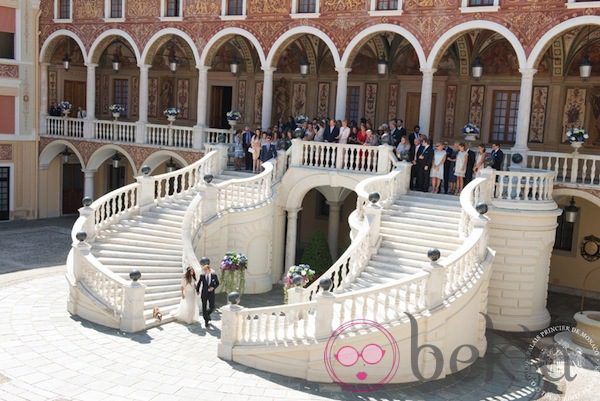 Foto oficial de la boda de Andrea Casiraghi y Tatiana Santo Domingo con los invitados