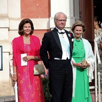 Los Reyes de Suecia y la Reina de Noruega en la boda de Gustaf Magnusson y Vicky Andren