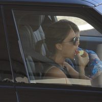 Victoria Beckham se come una manzana tras recoger a su familia en el aeropuerto