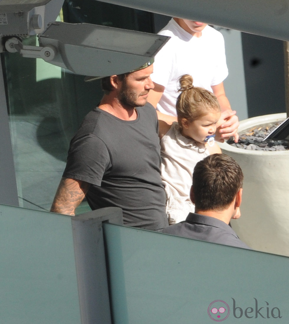 David Beckham y Harper Seven a su llegada a Londres tras sus vacaciones en Los Angeles