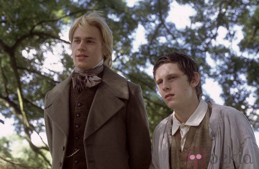 Charlie Hunnam y Jamie Bell en 'La leyenda de Nicholas Nickelby'