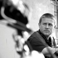 Charlie Hunnam en una imagen promocional de 'Hijos de la anarquía'