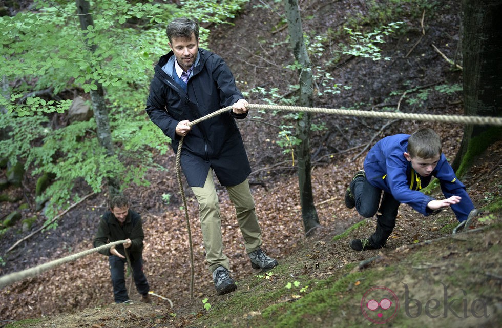 Federico de Dinamarca escala una montaña en el Día de la Naturaleza