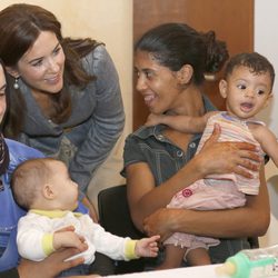 Mary de Dinamarca con mujeres y niños en Casablanca