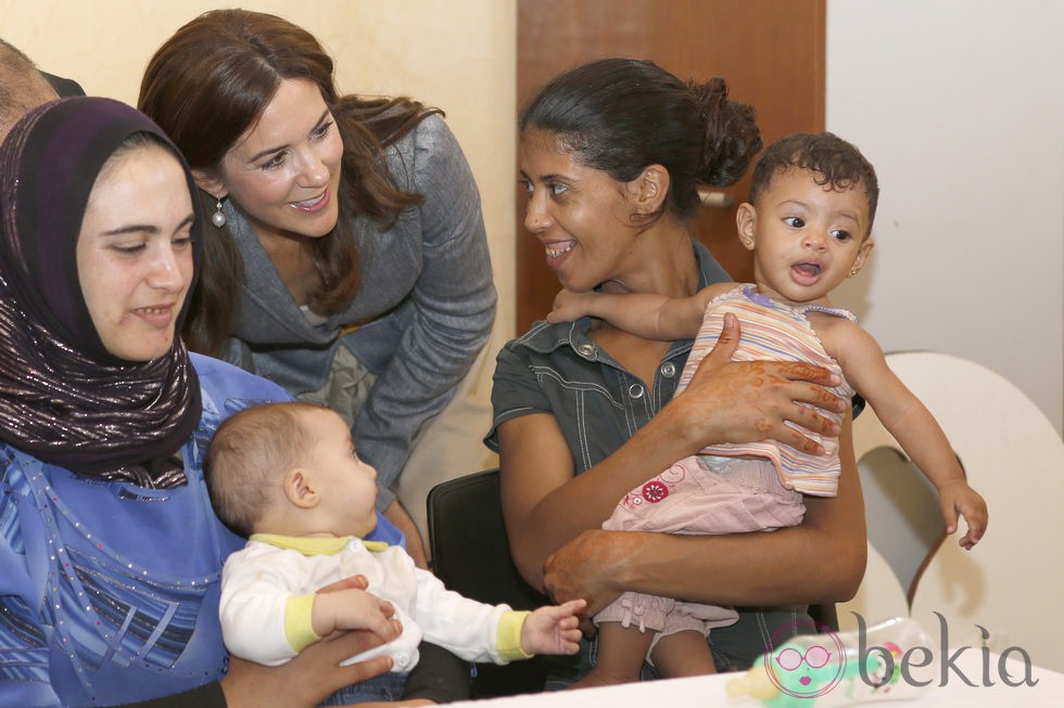 Mary de Dinamarca con mujeres y niños en Casablanca