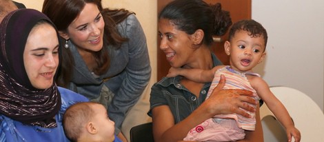 Mary de Dinamarca con mujeres y niños en Casablanca