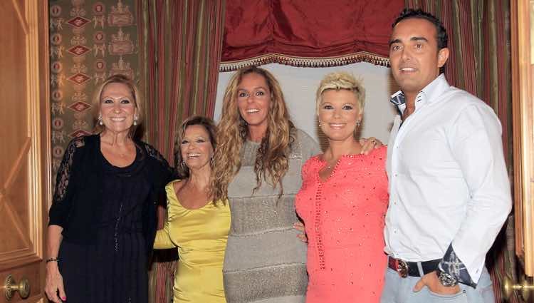 María Teresa Campos con Terelu, Rosa Benito, Rocío Carrasco y Fidel Albiac en Madrid