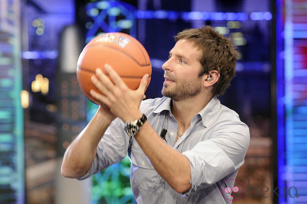 Bradley Cooper jugando al baloncesto en 'El Hormiguero'