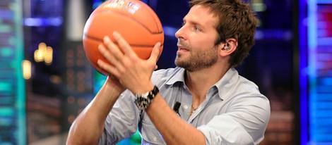 Bradley Cooper jugando al baloncesto en 'El Hormiguero'