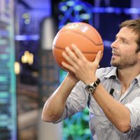 Bradley Cooper jugando al baloncesto en 'El Hormiguero'