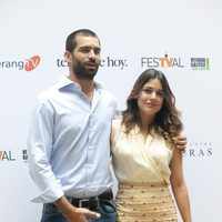 Rubén Cortada y Adriana Ugarte en la presentación de 'El Tiempo entre Costuras' en el FesTVal de Vitoria 2013