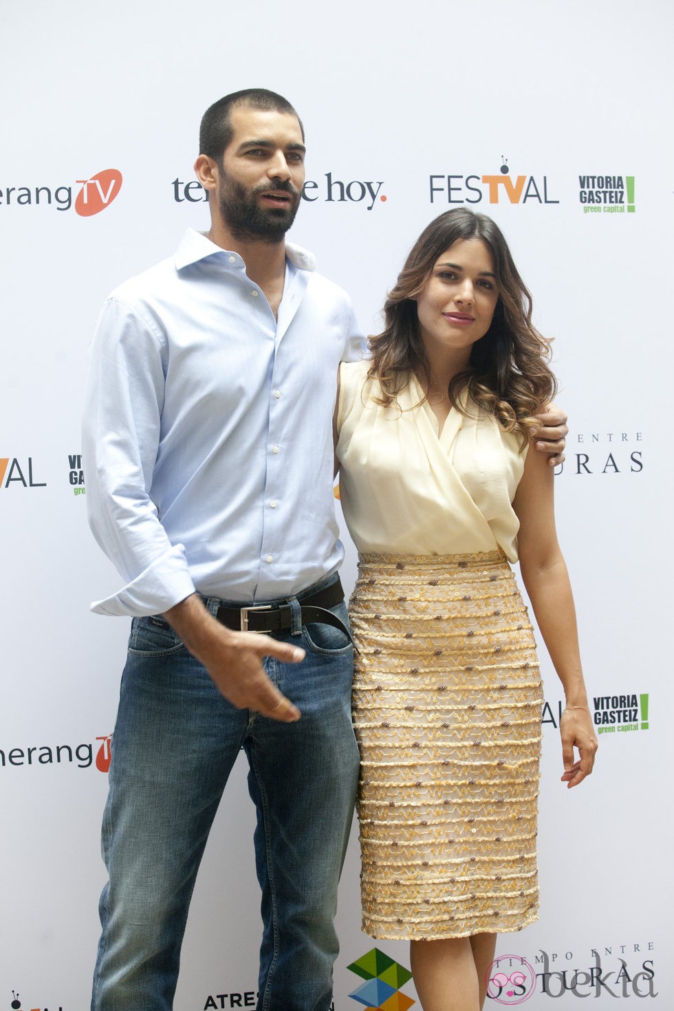 Rubén Cortada y Adriana Ugarte en la presentación de 'El Tiempo entre Costuras' en el FesTVal de Vitoria 2013