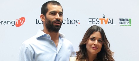 Rubén Cortada y Adriana Ugarte en la presentación de 'El Tiempo entre Costuras' en el FesTVal de Vitoria 2013