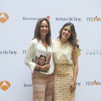 María Dueñas y Adriana Ugarte en la presentación de 'El Tiempo entre Costuras' en el FesTVal de Vitoria 2013